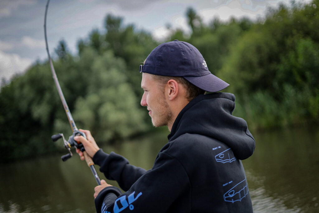 Ein Angler wirft seine Baitcastrute aus.