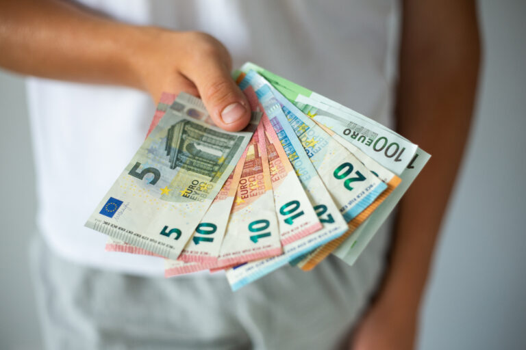 Banknoten in einer Hand